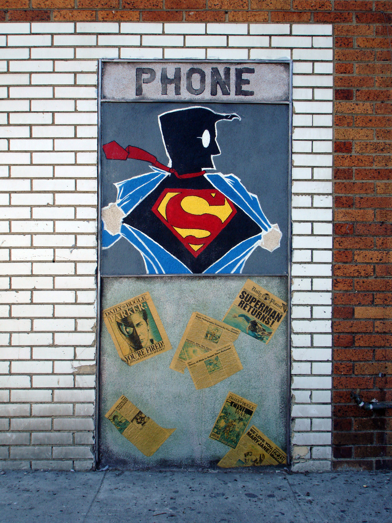 graffiti pared con superman y palabra 'Phone'