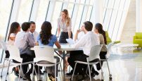 Reunión de varias personas en oficina