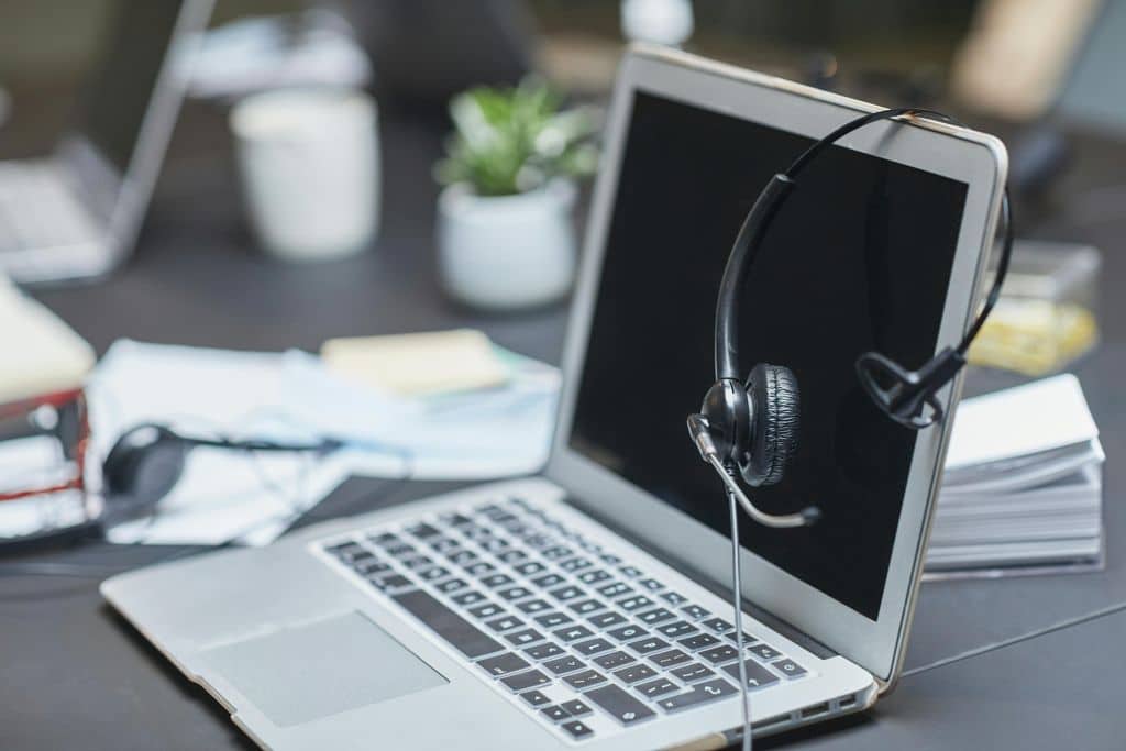 Auriculares sobre un portátil para atención telefónica con centralita virtual